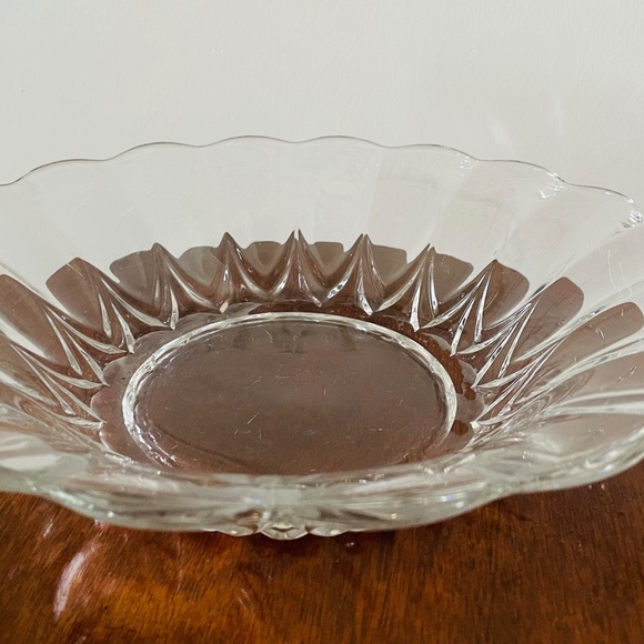 Vintage clear pressed glass serving bowl with scalloped rim, Pressed Glass Bowl - Picture 1 of 6